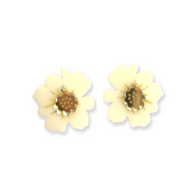 Load image into Gallery viewer, Flower studs Ivory
