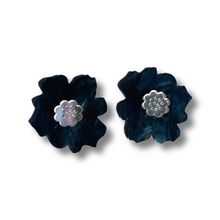 Load image into Gallery viewer, Large Flower studs