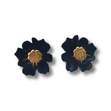 Load image into Gallery viewer, Large Flower studs