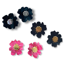 Load image into Gallery viewer, Large Flower studs